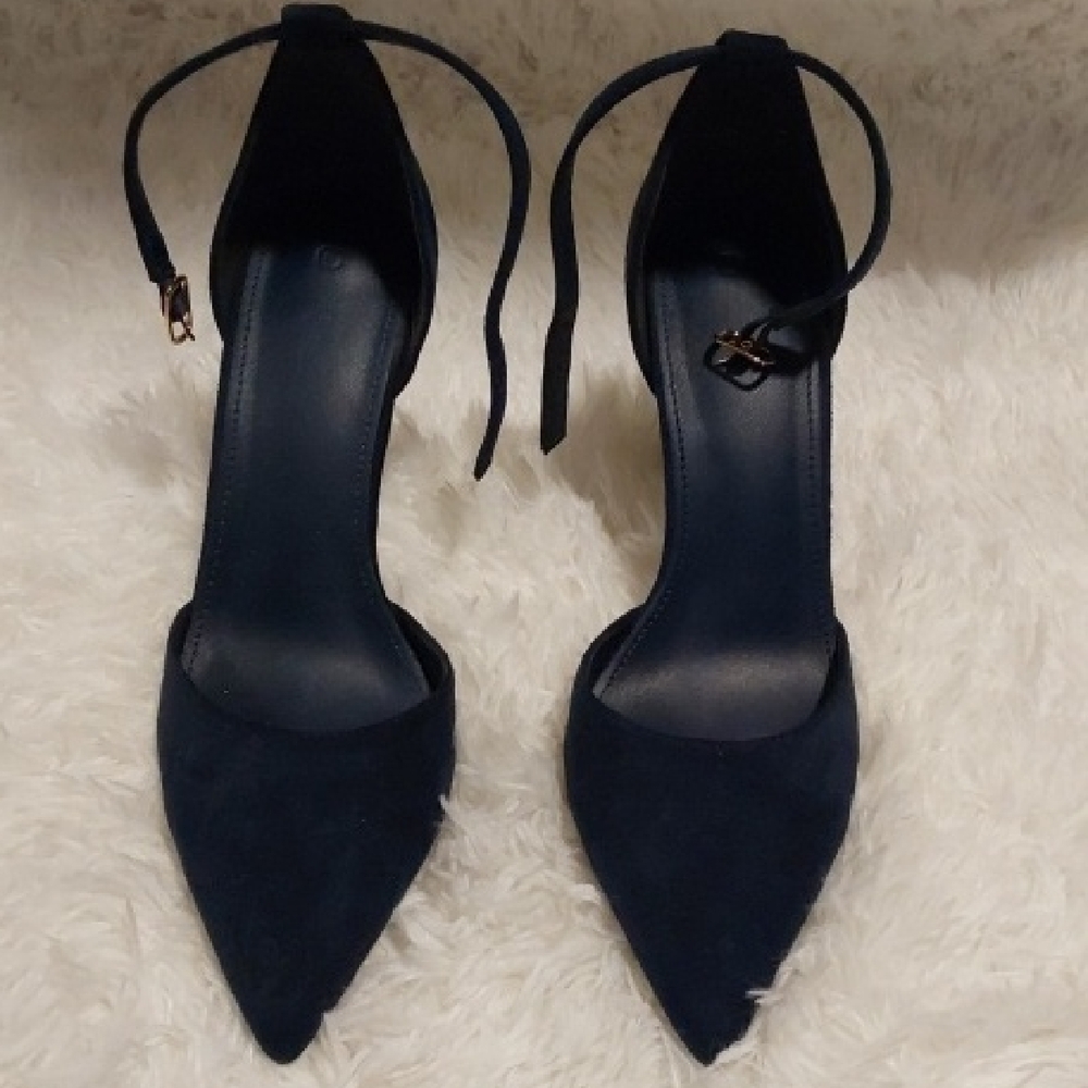 Women's Closed-toe Heels - Picture 3 of 7